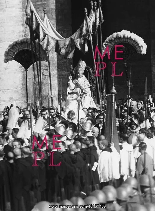 : Pope Pius XI. in his portable throne, 1925 : Pope Pius XI. in his portable throne, 1925