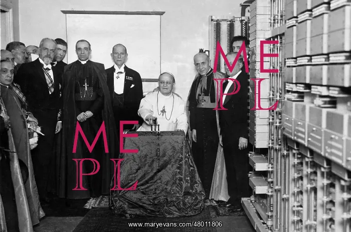 : Pope Pius XI. puts into operation the telephone operating sy : Pope Pius XI. puts into operation the telephone operating sy