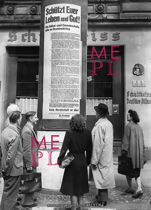 : The population reads placards on the air raid in Berlin, 194 : The population reads placards on the air raid in Berlin, 194