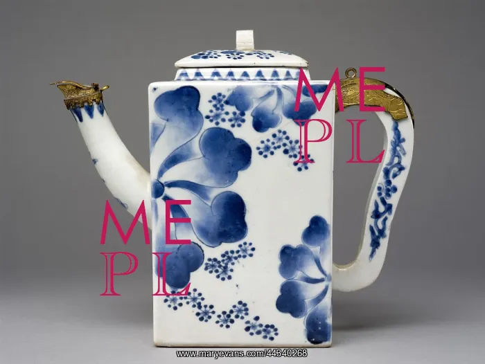 : Porcelain ewer with underglaze blue decoration : Porcelain ewer with underglaze blue decoration