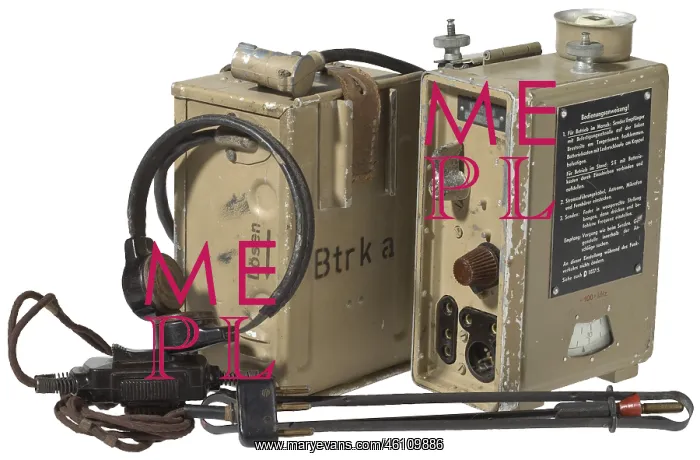  : A portable field radio d - Dorette with accessories