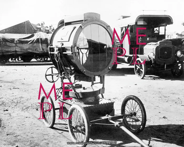 : Portable searchlight on wheeled trolley, WW1 : Portable searchlight on wheeled trolley, WW1