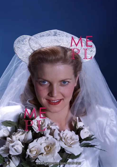 : Portait of bride holding white roses : Portait of bride holding white roses