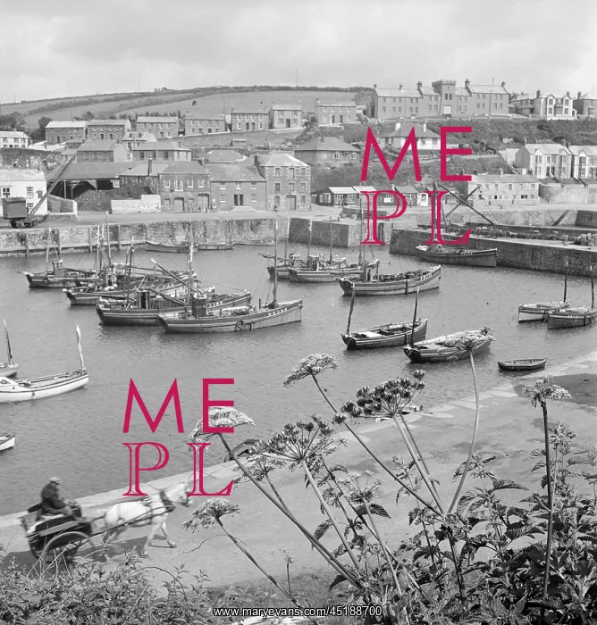 : Porthleven Harbour, Cornwall : Porthleven Harbour, Cornwall