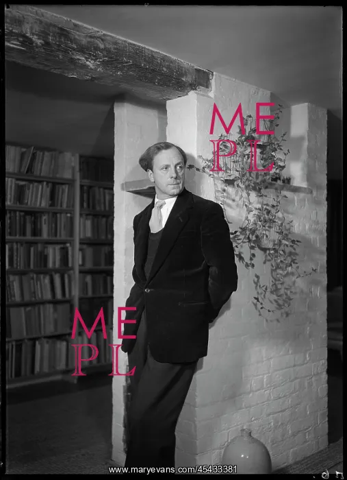 : Portrait of the architect Leslie Martin at home : Portrait of the architect Leslie Martin at home