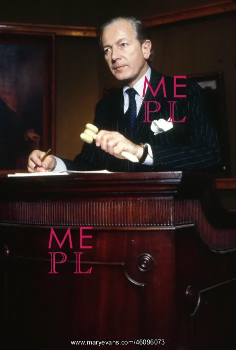 : Portrait -- an auctioneer : Portrait -- an auctioneer