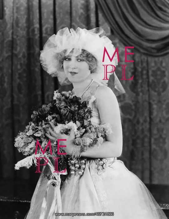 : Portrait of bride with bouquet : Portrait of bride with bouquet