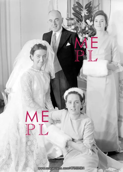 : Portrait of a bride with her father and bridesmaids : Portrait of a bride with her father and bridesmaids