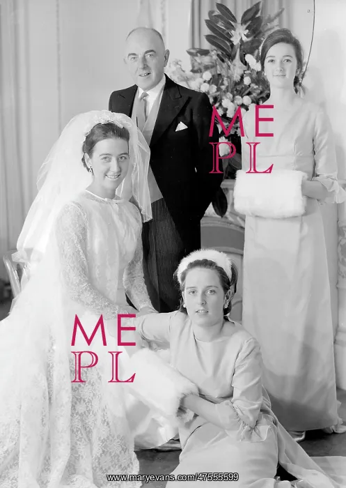 : Portrait of a bride with her father and bridesmaids : Portrait of a bride with her father and bridesmaids
