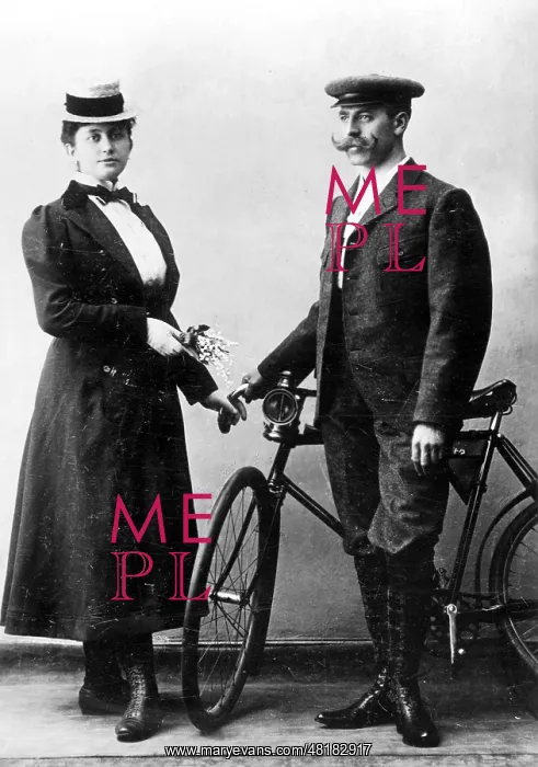 : Portrait of a couple with bicycle : Portrait of a couple with bicycle