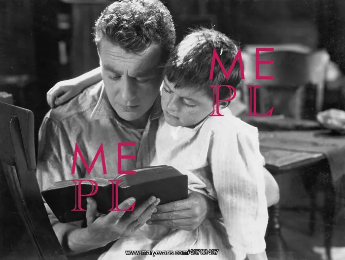 : Portrait of dad reading bedtime story to son : Portrait of dad reading bedtime story to son