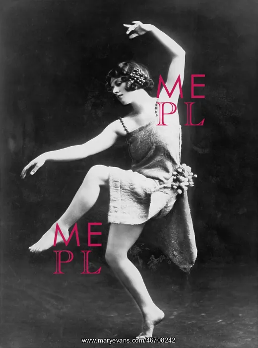 : Portrait of female modern dancer performing : Portrait of female modern dancer performing