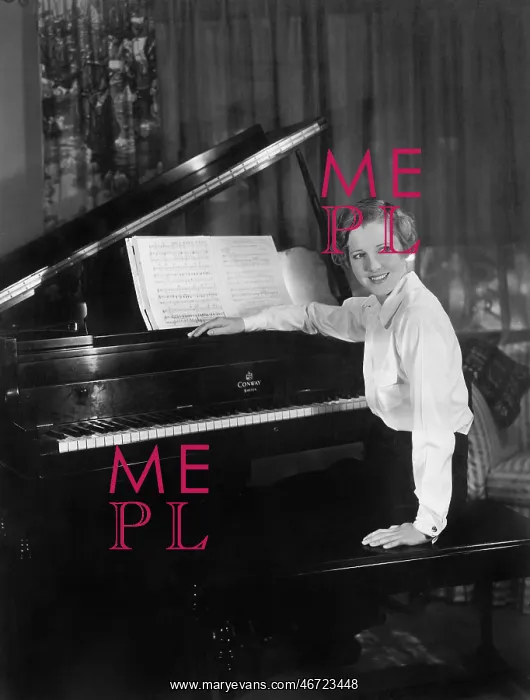 : Portrait of female pianist : Portrait of female pianist
