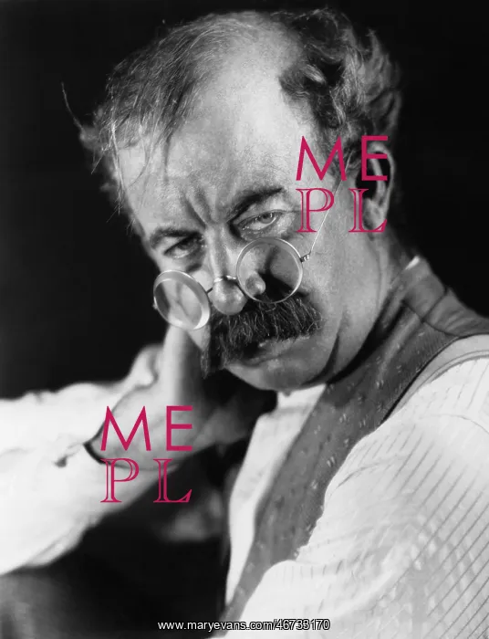 : Portrait of a man looking at the camera : Portrait of a man looking at the camera
