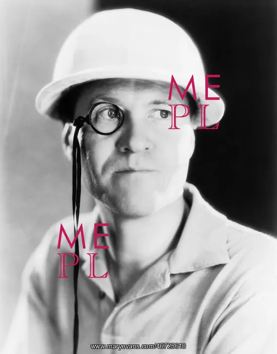  : Portrait of man with monocle and helmet
