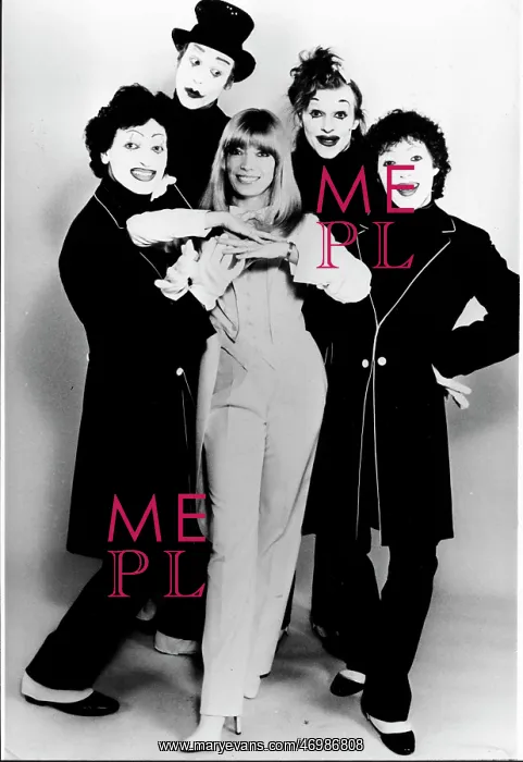: Portrait of singer Katja Ebstein surrounded by mimes : Portrait of singer Katja Ebstein surrounded by mimes