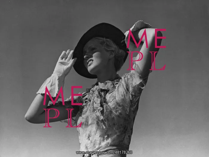 : Portrait of a woman in the 30s : Portrait of a woman in the 30s