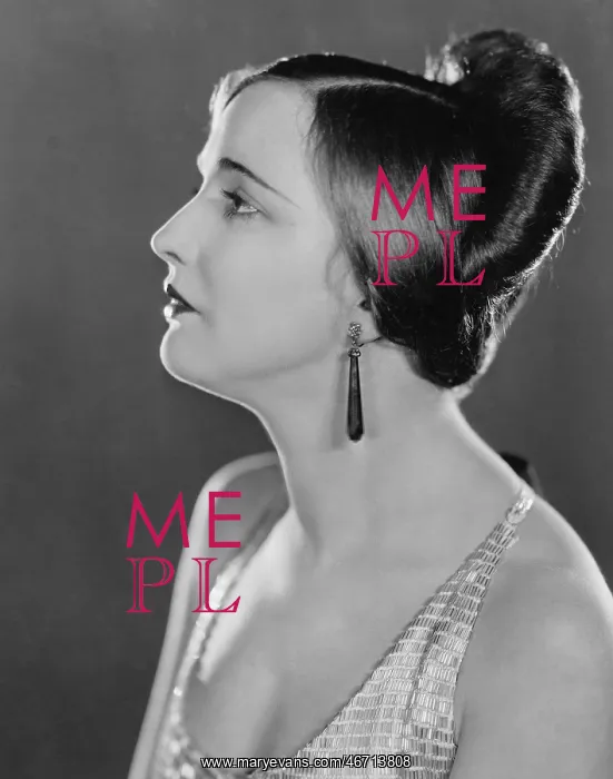 : Portrait of woman in profile : Portrait of woman in profile