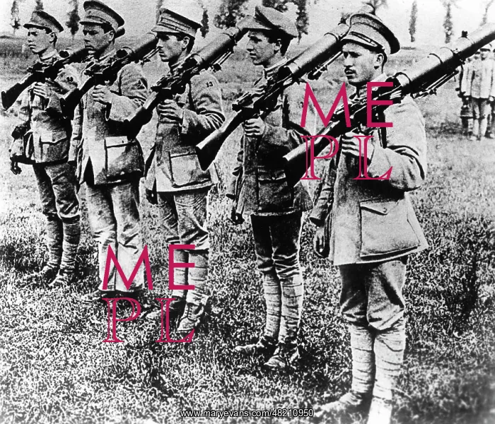 : Portuguese soldiers with machine guns : Portuguese soldiers with machine guns