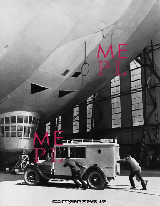 : Post is brought to the Zeppelin LZ 127, 1934 : Post is brought to the Zeppelin LZ 127, 1934