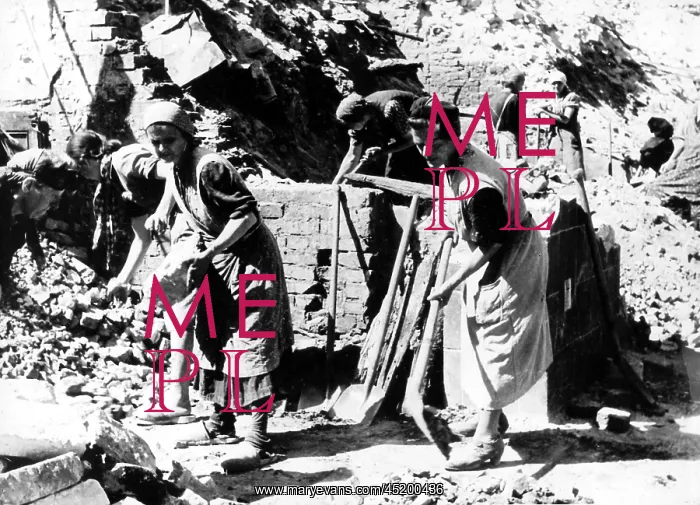  : Post-war era - Trummerfrauen ('rubble women')