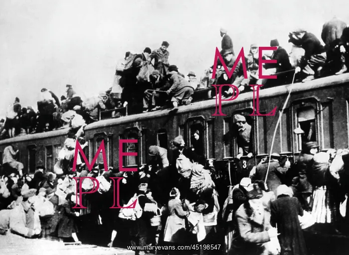 : Post-war Germany: Overcrowded trains : Post-war Germany: Overcrowded trains