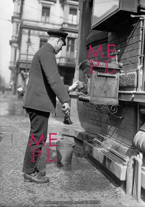 : Postbox. A post box in Charlottenburg / Berlin is cleaned. About 1930. Photograph : Postbox. A post box in Charlottenburg / Berlin is cleaned. About 1930. Photograph
