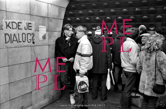 : Poster - metro station - commuters : Poster - metro station - commuters