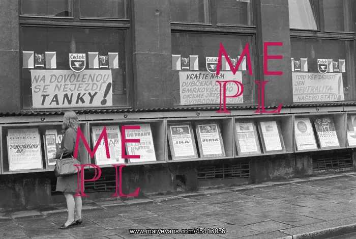  : Posters - messages - information - news - protest