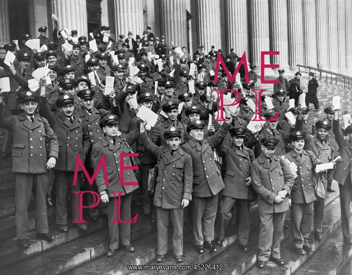 : Postmen posed on the steps of the Pennsylvania ? : Postmen posed on the steps of the Pennsylvania ?