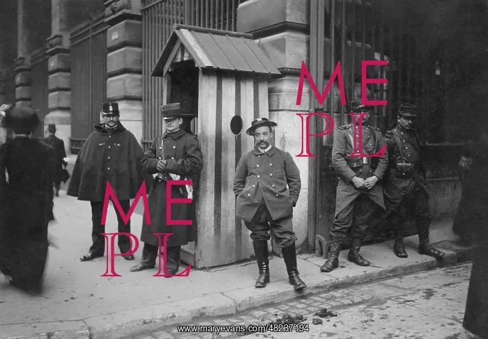 : Postmen strike in Paris, 1909 : Postmen strike in Paris, 1909