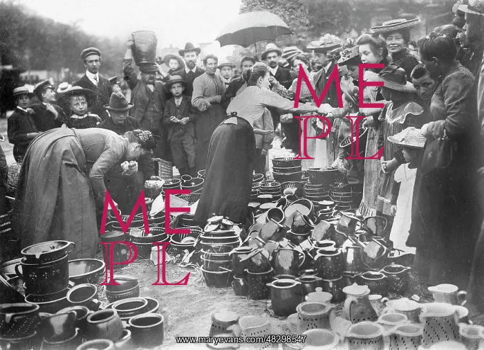 : Pottery market in Berlin, 1915 : Pottery market in Berlin, 1915