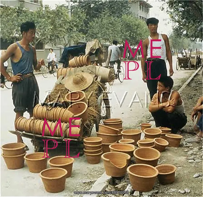: POTTERY SELLER 1985 : POTTERY SELLER 1985