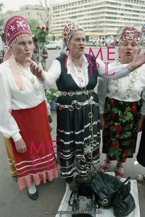 : Poverty. MOSCOW, RUSSIA. July 19, 1995. Pensioners sing songs wearing national costumes : Poverty. MOSCOW, RUSSIA. July 19, 1995. Pensioners sing songs wearing national costumes