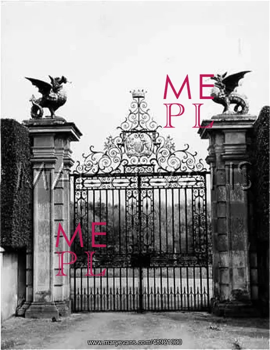 : POWIS CASTLE GATES : POWIS CASTLE GATES