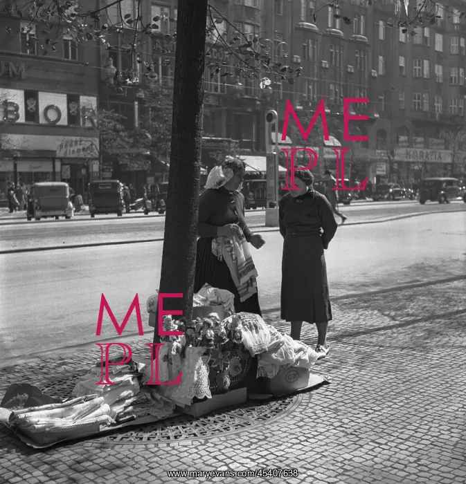  : Prague 1938, street vendor