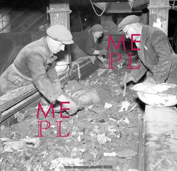 : Prague 1947, Vysocany where the garbage collected : Prague 1947, Vysocany where the garbage collected