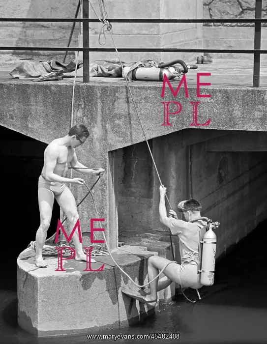 : Prague - divers - launching - aqualung : Prague - divers - launching - aqualung