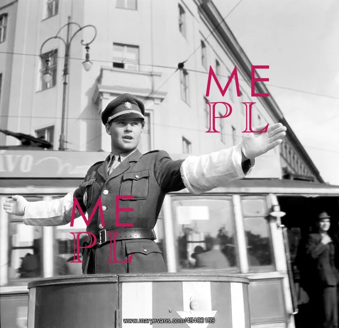 : Prague - Public Safety - policeman - intersection : Prague - Public Safety - policeman - intersection