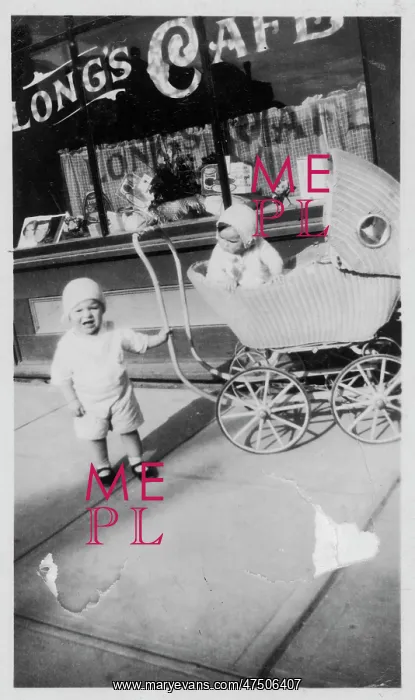 : PRAM OUTSIDE CAFE / 1932 : PRAM OUTSIDE CAFE / 1932