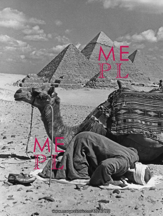 : Prayer in front of the pyramids of Giza, 1942 : Prayer in front of the pyramids of Giza, 1942