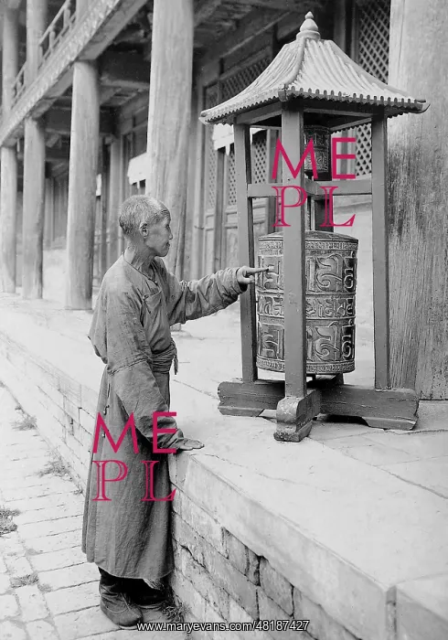 : Prayer wheel in Tibet, 1908 : Prayer wheel in Tibet, 1908