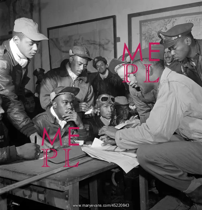 : Preflight briefing of several Tuskegee airmen ? : Preflight briefing of several Tuskegee airmen ?