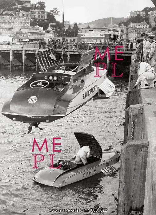 : Preparing for the motorboat race : Preparing for the motorboat race