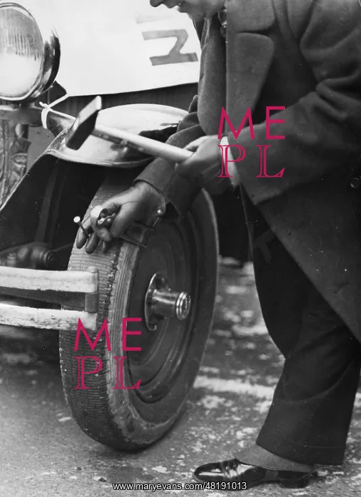 : Presentation of an agent against flat tires, 1937 : Presentation of an agent against flat tires, 1937