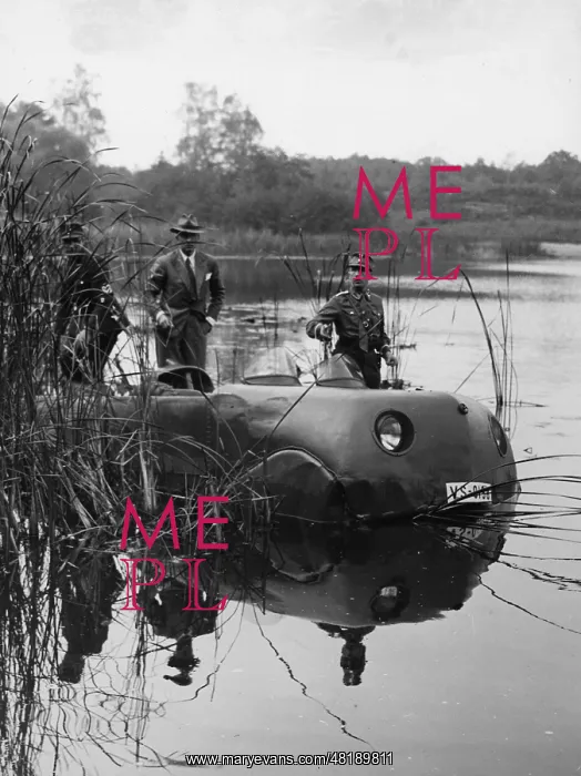 : Presentation of an amphibious vehicle in Berlin, 1936 : Presentation of an amphibious vehicle in Berlin, 1936