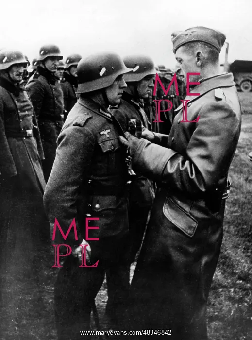 : Presentation of the Iron Cross to a coastal battery, 1940 : Presentation of the Iron Cross to a coastal battery, 1940