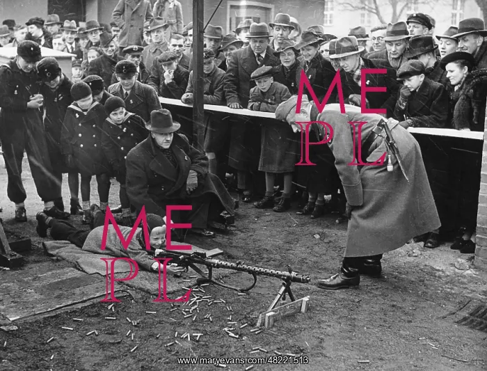 : Presentation of a light machine gun on the Day of the We : Presentation of a light machine gun on the Day of the We