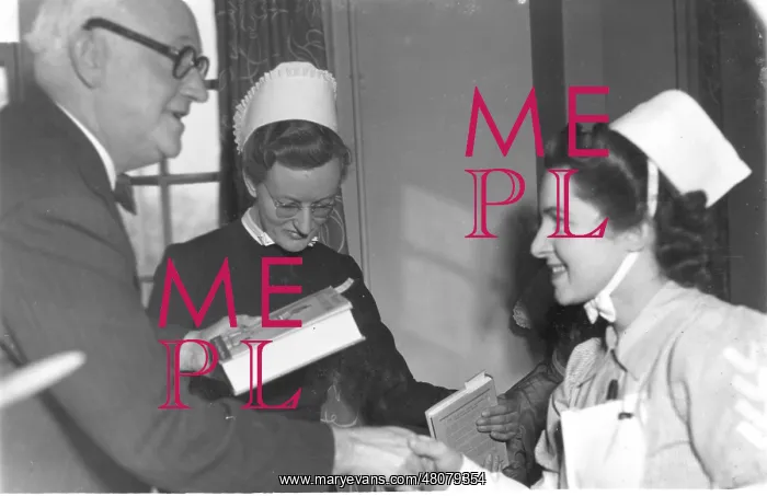 : Presentation of prize to nurse : Presentation of prize to nurse
