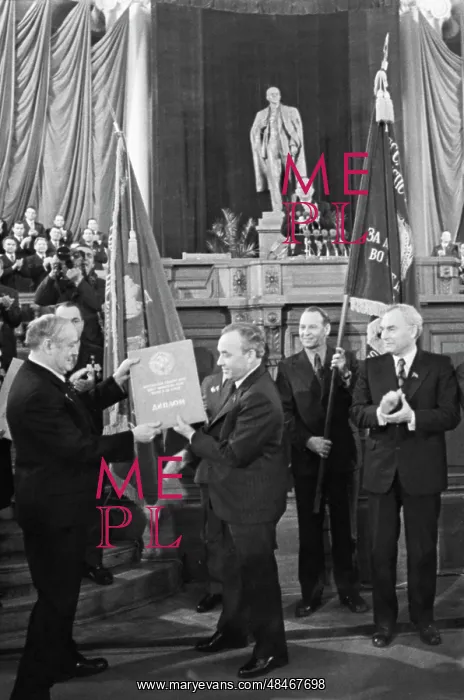  : Presentation of the red banner to Moscow, the